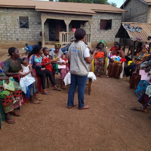IDLN4057 Community-based organizations play a key role in identifying kids who have missed their vaccine doses. In Guinea, Civil Society Organizations supported by the Accelerator hold educational dialogues to promote routine immunization in Dubréka & Forécariah. Photo credit: CJMAD/the Accelerator